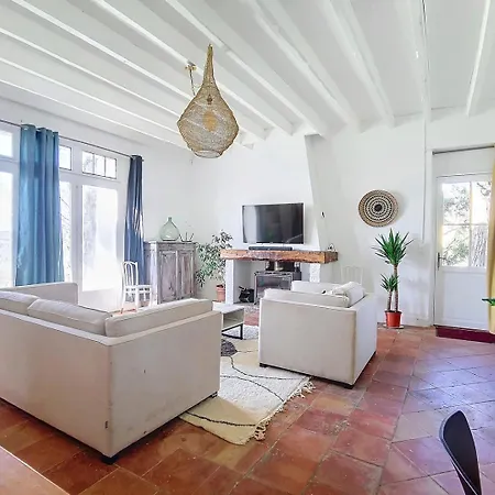 Le Relais de Fleyres - Gîte Authentique avec Jardin, Parking et Wifi-2